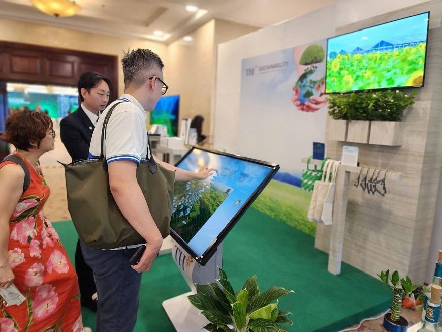 Khách tham quan thích thú trải nghiệm farm tour 360 tìm hiểu mô hình kinh tế tuần hoàn của Tập đoàn TH