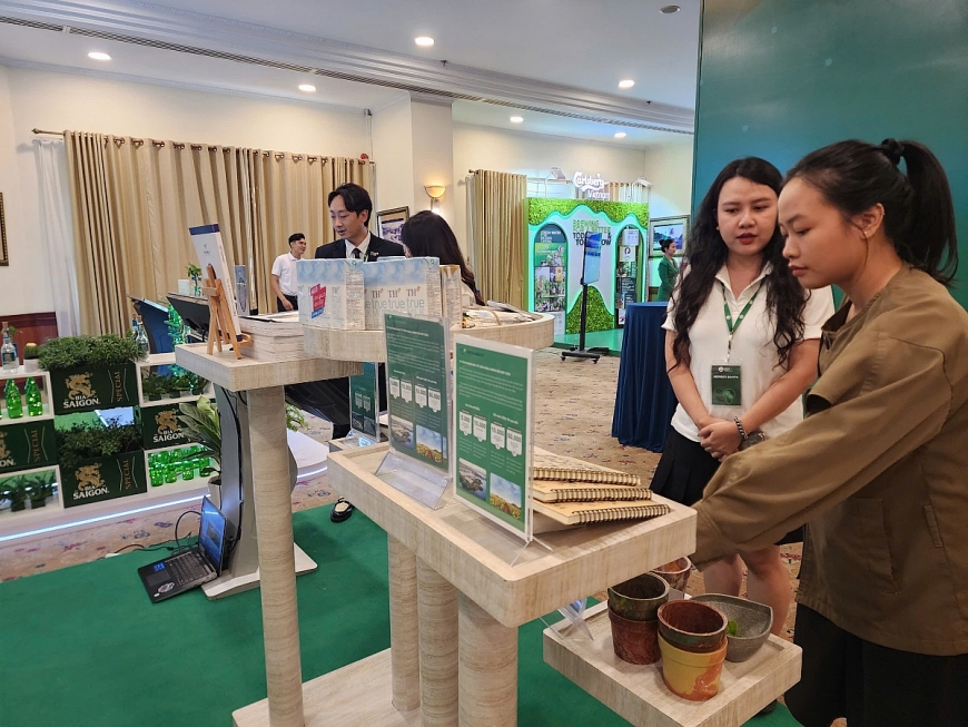 Một khách  hàng tìm hiểu sản phẩm được tái chế từ chiến dịch Thu gom vỏ hộp, lan tỏa sống xanh đang triển khai tại các cửa hàng TH true mart