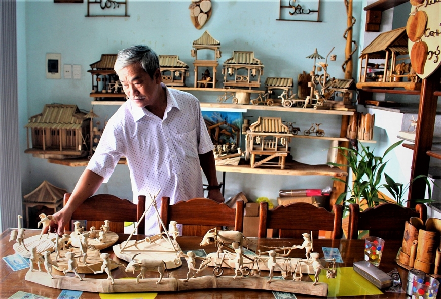 Ông Nguyễn Văn Phúc ngắm các tác phẩm đã hoàn thành.