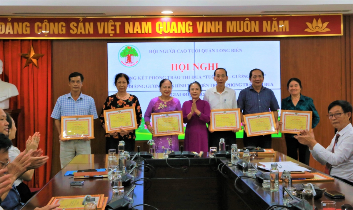 Trao Giấy khen của Hội NCT quận Long Biên cho các tập thể, cá nhân xuất sắc