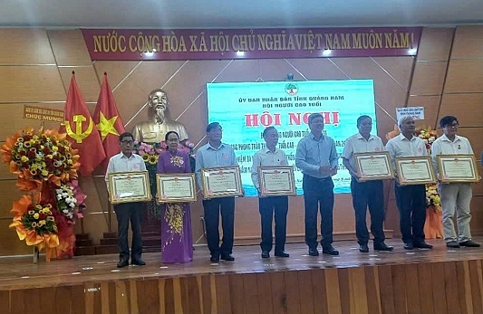 Khen thưởng các tập thể và cá nhân tiêu biểu  