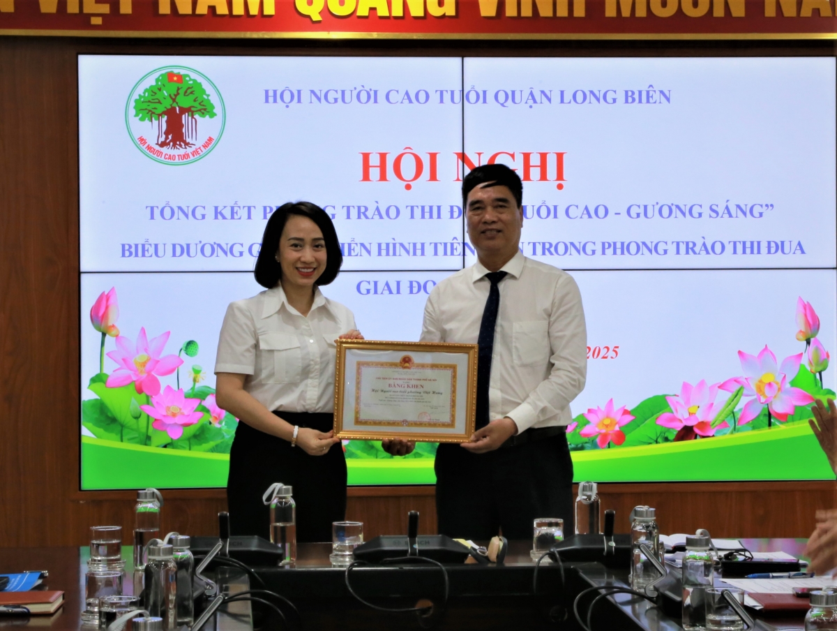 Trao Bằng khen của Chủ tịch UBND TP Hà Nội cho các nhân xuất sắc