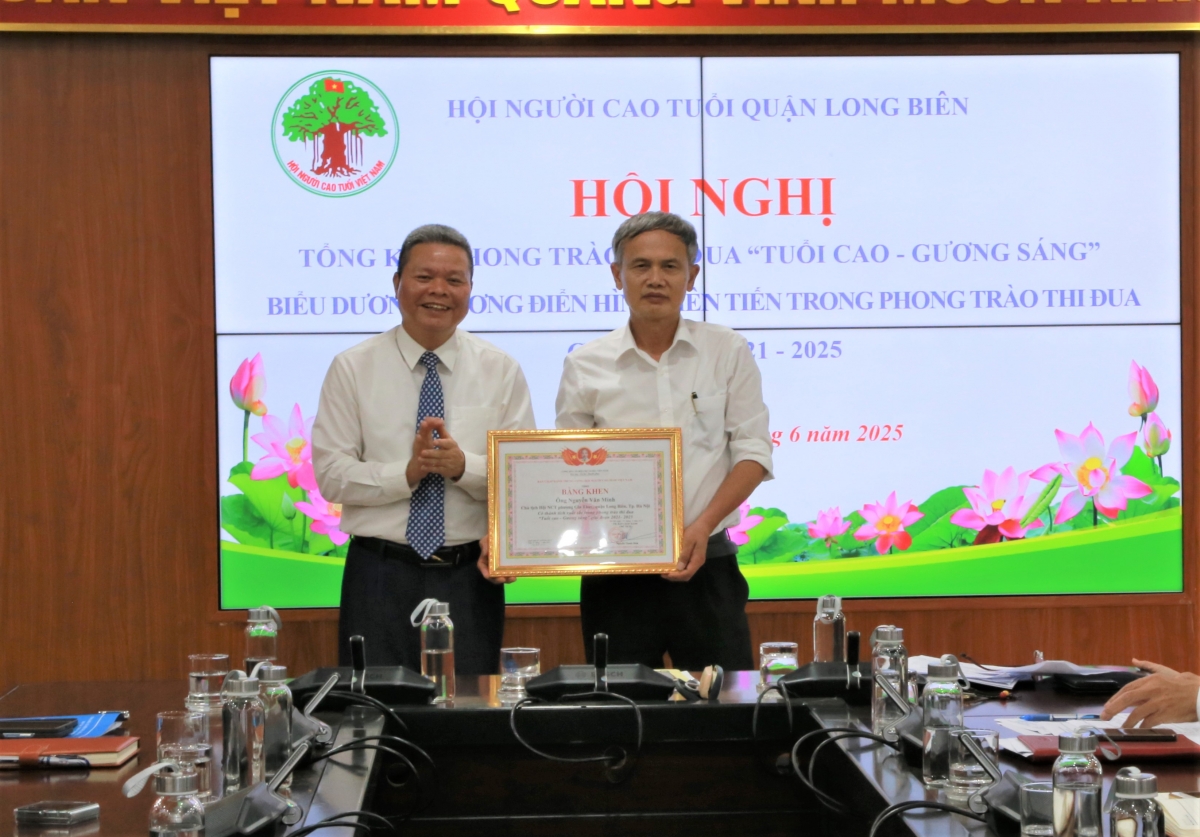 Trao Bằng khen Trung ương Hội cho cá nhân xuất sắc