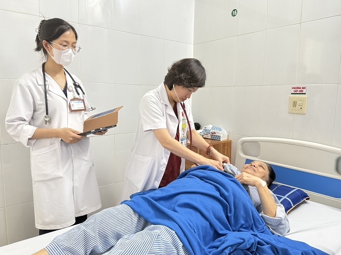 Các bác sĩ khuyến cáo người cao tuổi cần theo dõi sức khỏe thường xuyên, kiểm tra huyết áp, đường huyết định kỳ để phát hiện sớm dấu hiệu bất thường.