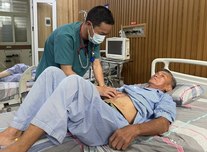 người già thường rất nhạy cảm khi thời tiết thay đổi, sức đề kháng giảm, nhiều cơ quan hoạt động không còn ổn định, đặc biệt là với khí trời nóng bức như hiện nay