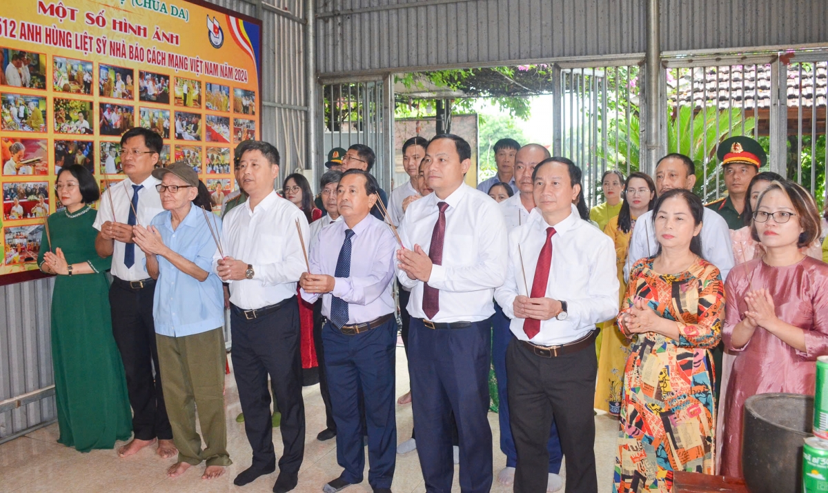 Đoàn cán bộ báo chí Nghệ An tưởng niệm Chủ tịch Hồ Chí Minh và tri ân các nhà báo liệt sĩ
