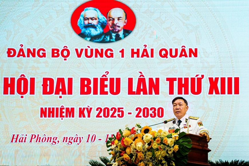 Chuẩn đô đốc Trần Xuân Văn, Bí thư Đảng ủy Vùng  trình bày báo cáo chính trị  tại đại Đại hội.