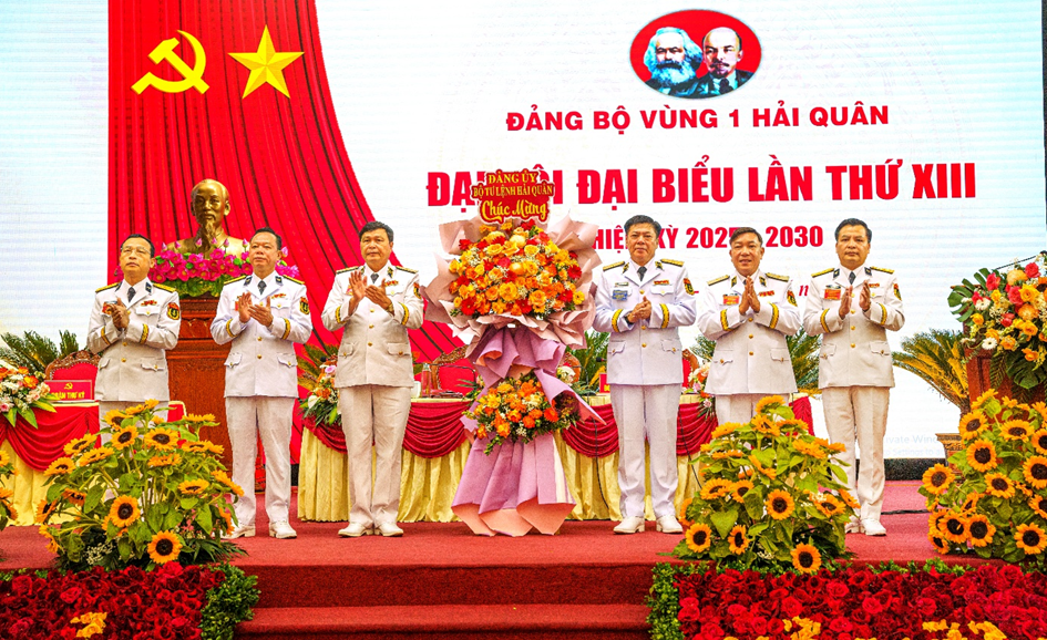            Chuẩn đô đốc Phạm Mạnh Tuấn (thứ 3 từ phải sang) tặng hoa chúc mừng Đại hội.