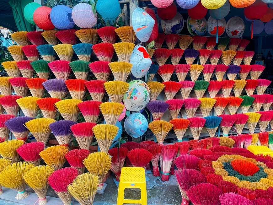 Độc đáo hương ngũ sắc Thủy Xuân. khách chụp ảnh hương ngũ sắc Thủy Xuân.  - Người dân làm hương ven đường Lê Ngô Cát.  - Du khách nước ngoài vãn cảnh “làng hương” bằng xe đạp  - “Hương sắc” mùa xuân”.  -