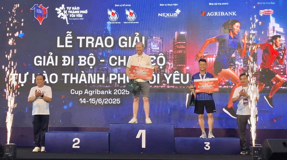 Xác lập kỷ lục Việt Nam giải chạy có nhiều nhà báo tham gia