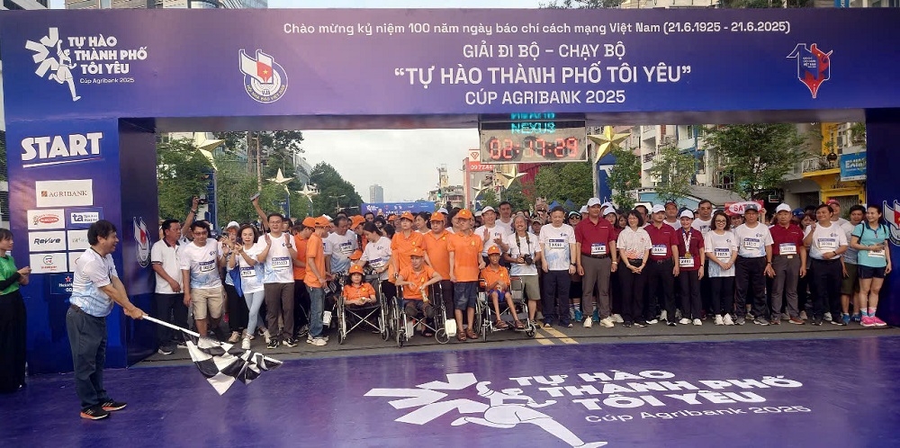 Xác lập kỷ lục Việt Nam giải chạy có nhiều nhà báo tham gia