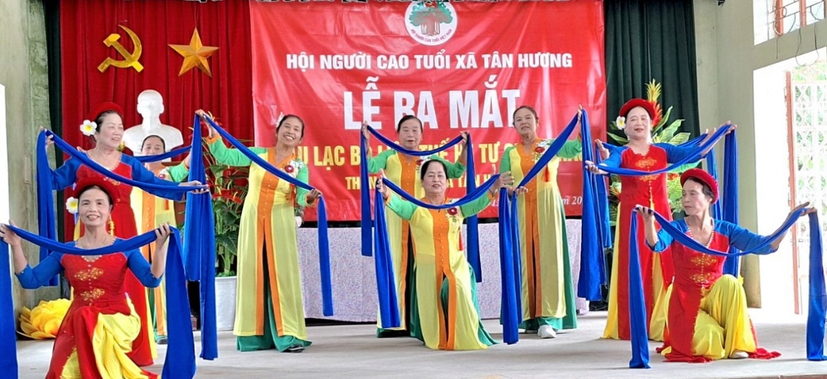 1-Tiết mục văn nghệ tại Lễ ra mắt CLB Liên thế hệ tự giúp nhau tại xã Tân Hương, huyện Ninh Gianh, tỉnh Hải Dương