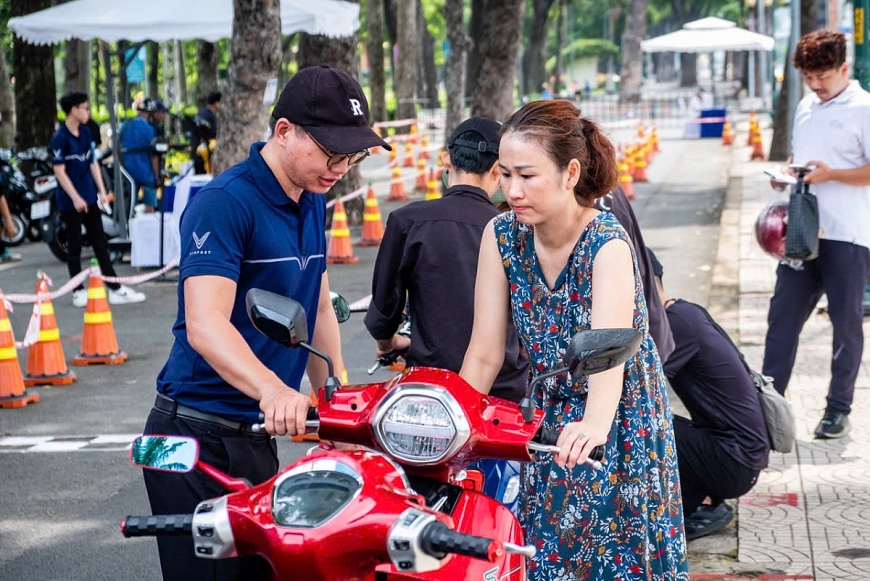 Chị Hồ Bảo Trân (TP Hồ Chí Minh) đánh giá xe máy VinFast có trải nghiệm lái nhẹ nhàng, nhanh và ổn định.