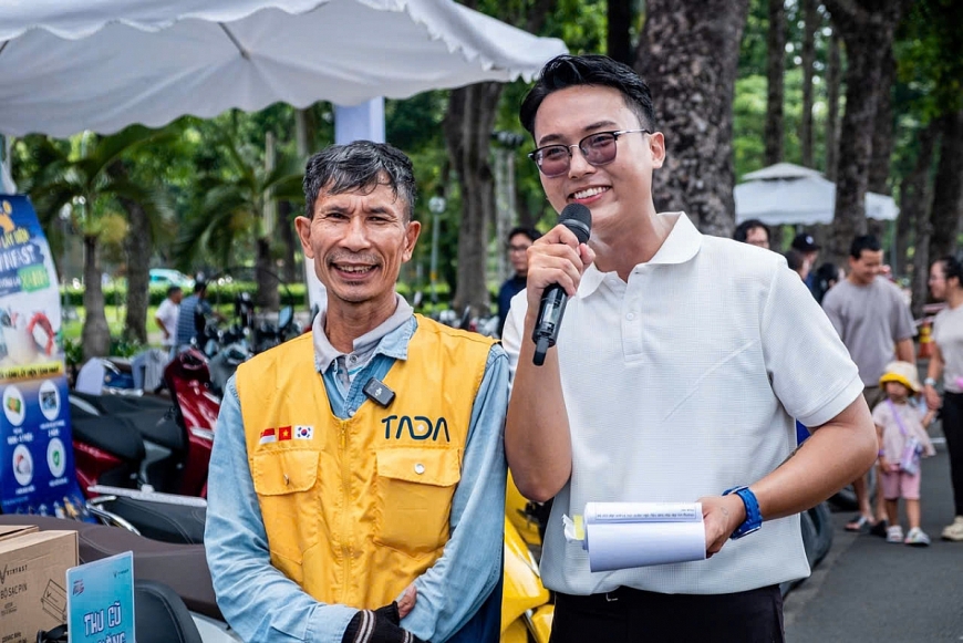 Anh Đỗ Văn Trọng (bên trái, áo vàng) sống tại TP Hồ Chí Minh quyết định mua Evo200 để tối ưu chi phí đi lại.