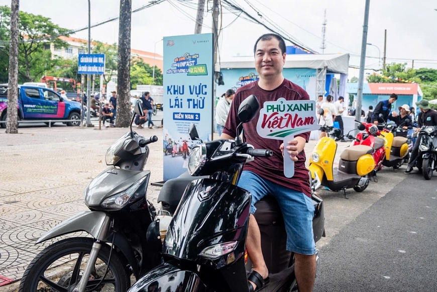 Anh Tất Vi Cường (TP Hồ Chí Minh) đã đổi xe máy xăng cũ để lên đời xe điện.