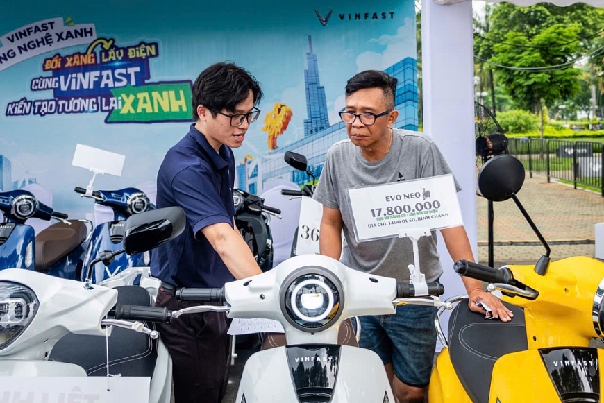 Nhiều khách hàng quan tâm tới xe máy VinFast và những chính sách hấp dẫn ngay tại sự kiện