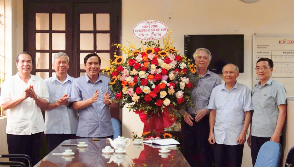 3-Lãnh đạo Trung ương Hội NCT Việt Nam tặng hoa chúc mừng Tạp chí Người cao tuổi