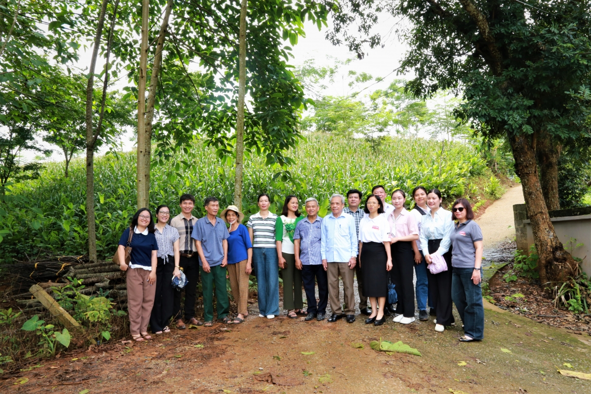 Các đại biểu tham quan mô hình của gia đình ông Phan Xuân Dũng