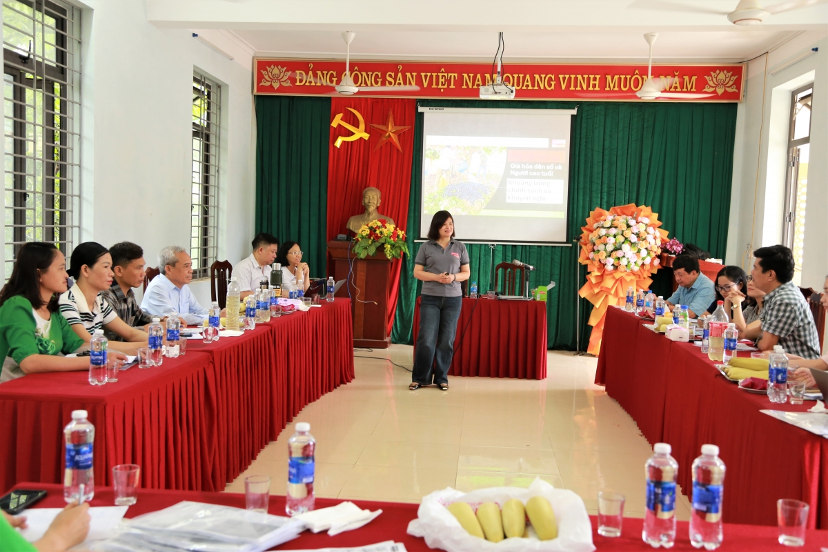 Đại diện Tổ chức HAI giới thiệu về Dự án GIS998