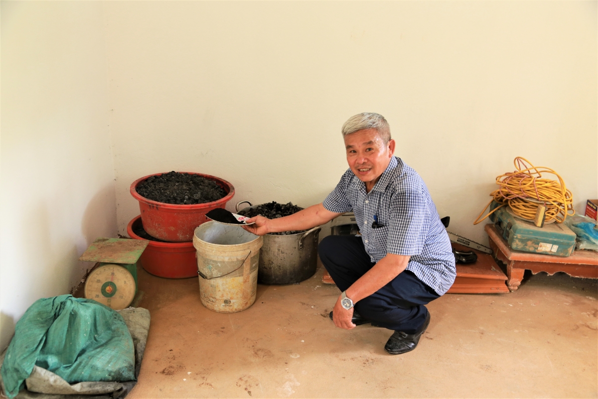 Ông Phan Xuân Dũng giới thiệu thành phầm than sinh học làm từ phế phẩm nông nghiệp