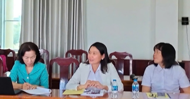 Bà Lưu Thị Thanh Loan, Phó Trưởng Ban Tuyên giáo và Dân vận Tỉnh ủy Đồng Tháp (giữa) dự Hội nghị