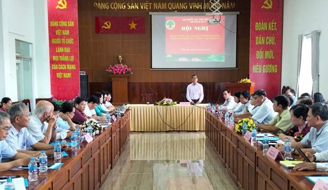 Ông Lê Hoàng Đức, Chủ tịch Hội NCT tỉnh Đồng Tháp, Cụm trưởng Cụm thi đua số 9 báo cáo tại Hội nghị