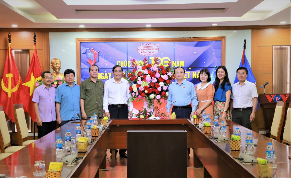 Chủ tịch Nguyễn Thanh Bình và đoàn công tác Trung ương Hội tặng hoa chúc mừng Đài Tiếng nói Việt Nam