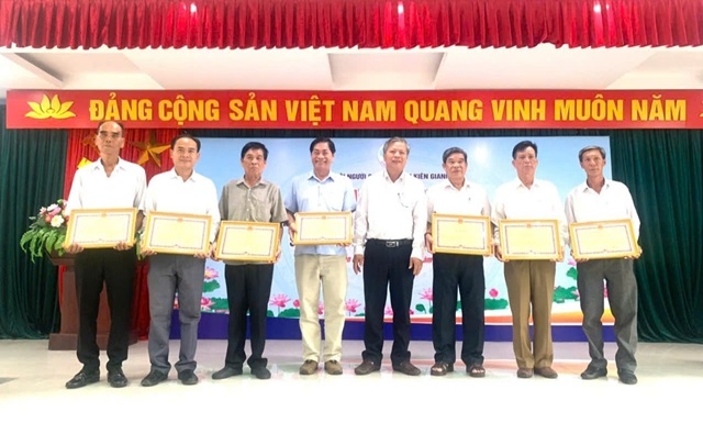 Đại diện lãnh đạo UBND tỉnh, trao Bằng khen của Chủ tịch UBND tỉnh cho các cá nhân có thành tích xuất sắc trong thực hiện Đề án 1336 