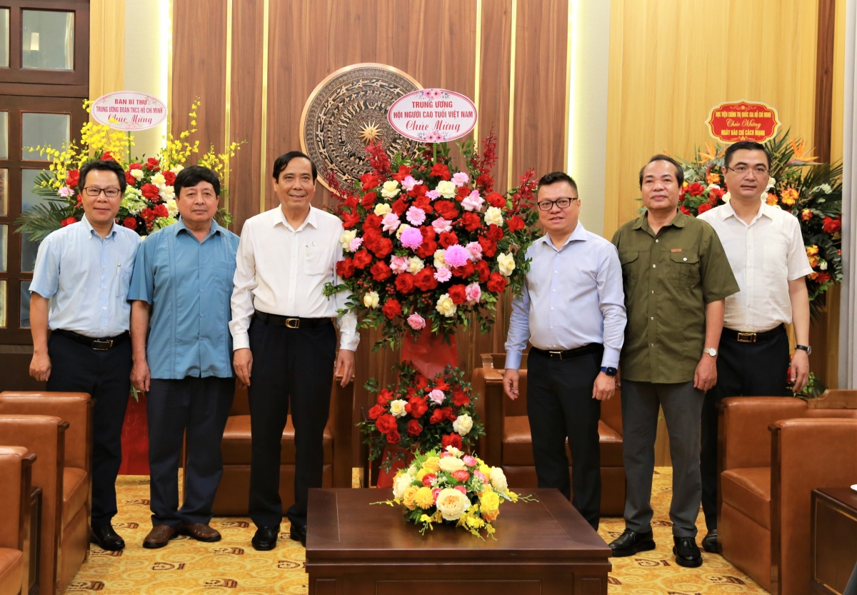 Chủ tịch Nguyễn Thanh Bình tặng hoa chúc mừng Báo Nhân Dân