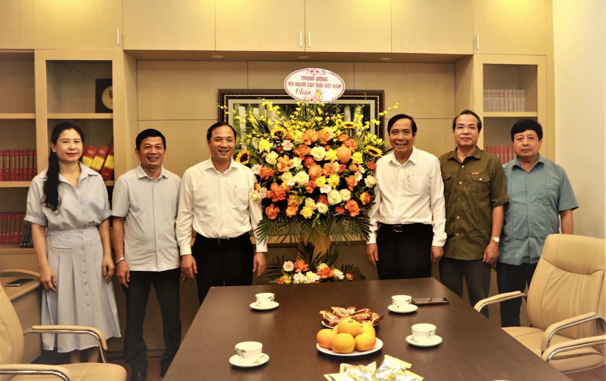 Chủ tịch Nguyễn Thanh Bình tặng hoa chúc mừng Tạp chí Cộng sản