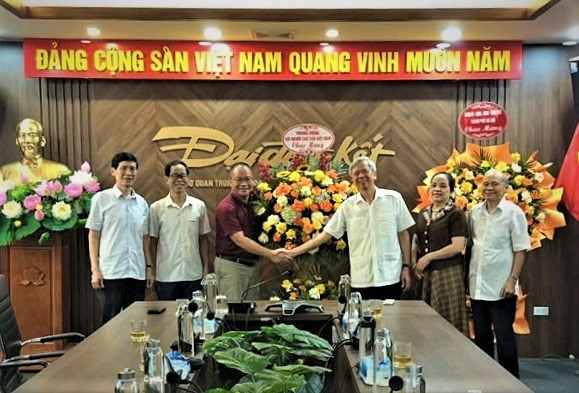 Phó Chủ tịch Phan Văn Hùng tặng hoa chúc mừng Báo Đại đoàn kết