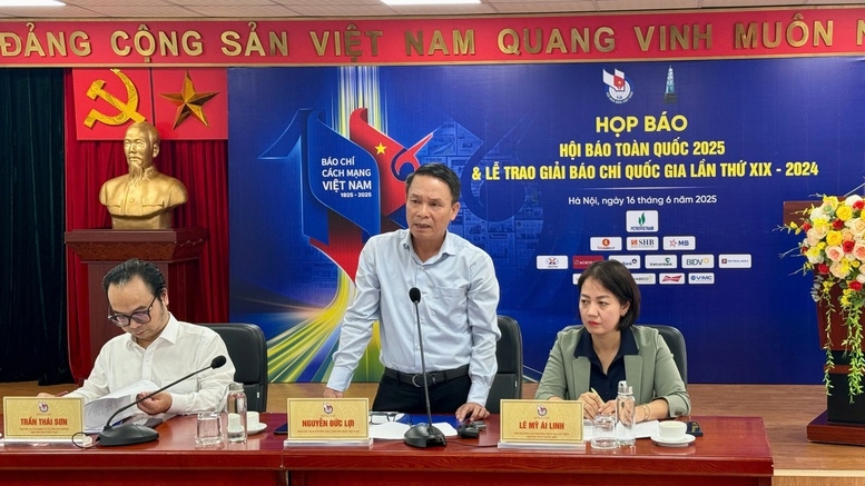 Phó Chủ tịch Thường trực Hội Nhà báo Việt Nam Nguyễn Đức Lợi chủ trì họp báo