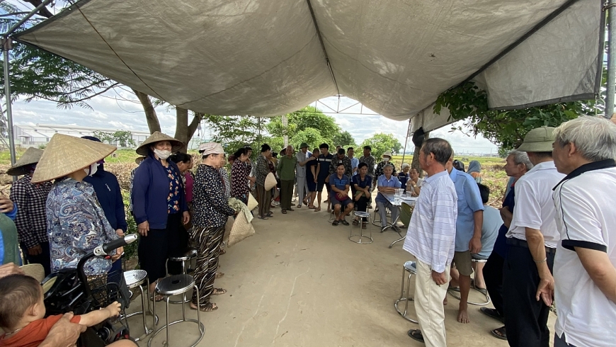 Người dân trong thôn dựng lều cạnh khu vực mồ mả.