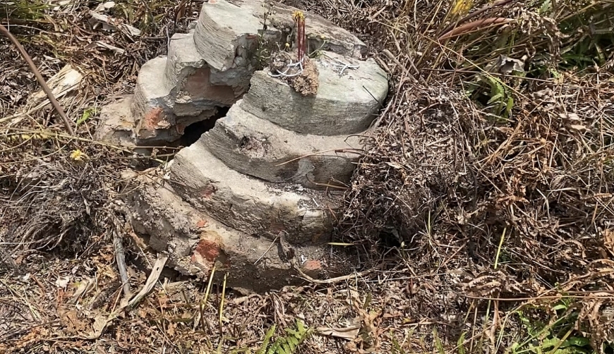 Người dân chỉ mồ mả của gia đình bị hư hỏng.