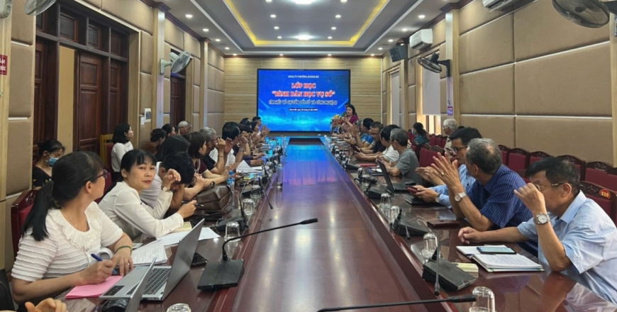 Lớp tập huấn chuyển đổi số cho NCT phường Hoành Bồ.