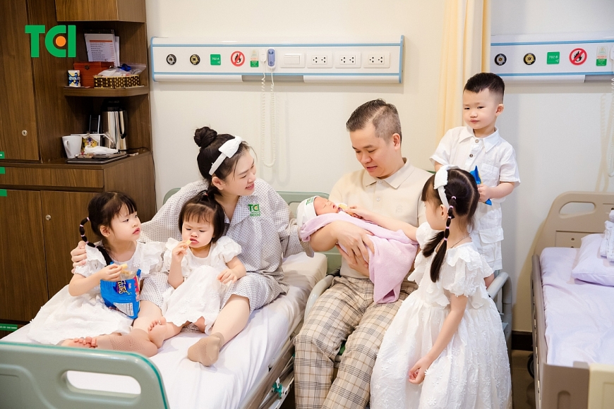 Lưu giữ lại hình ảnh của gia đình nhỏ chính là món quà mà TCI muốn dành tặng các mẹ sinh con tại Bệnh viện Đa khoa Quốc tế Thu Cúc TCI. (Ảnh: TCI)