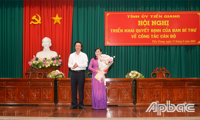 Ông Nguyễn Văn Danh Ủy viên Trung ương Đảng, Bí thư Tỉnh ủy Tiền Giang trao Quyết định của Ban Bí thư Trung ương Đảng chuẩn y bà Châu Thị Mỹ Phương giữ chức Phó Bí thư Tỉnh ủy Tiền Giang. (Ảnh: Báo Ấp Bắc)