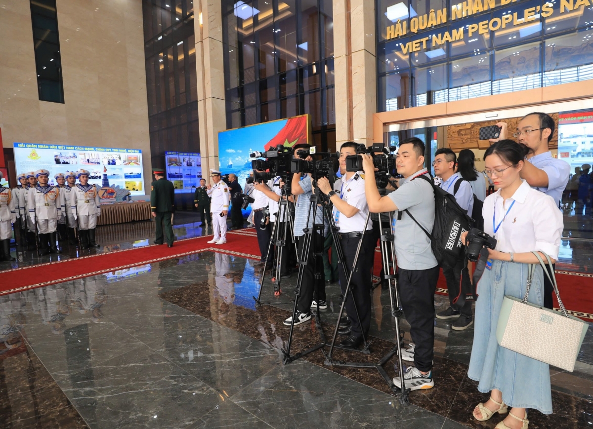 Thầm lặng phụng sự Nhân dân, Tổ quốc bằng ngòi bút