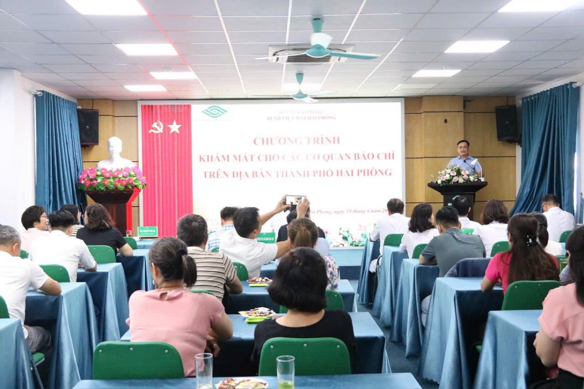 Khám mắt miễn phí cho hàng trăm phóng viên, nhà báo nhân dịp 21/6