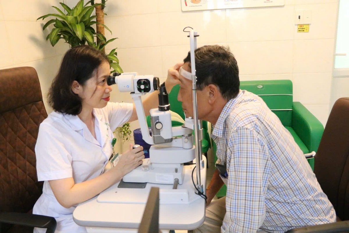 Khám mắt miễn phí cho hàng trăm phóng viên, nhà báo nhân dịp 21/6