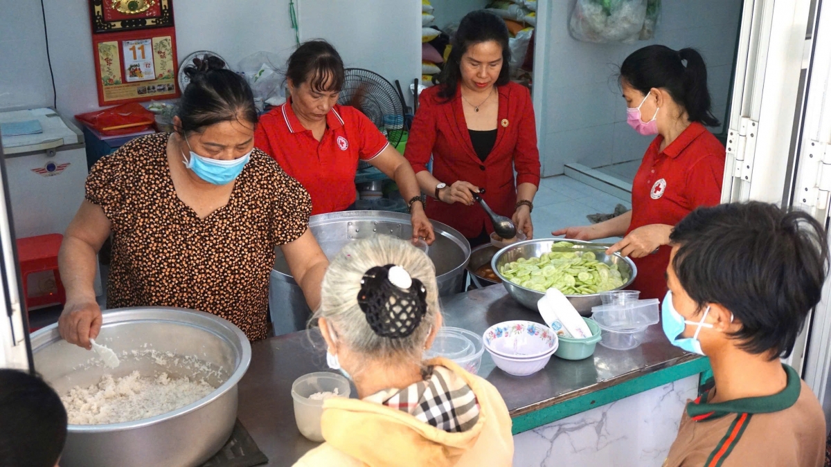 Bình Thuận: Giúp thêm bệnh nhân nghèo có bữa ăn no