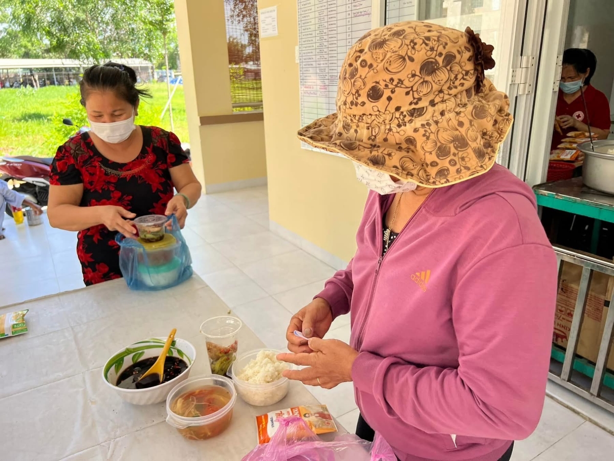 Bình Thuận: Giúp thêm bệnh nhân nghèo có bữa ăn no