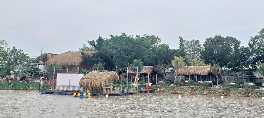 Hồ Đầm Biển (8ha) hiện được người trúng đấu giá sử dụng 1 phần làm ao cá, nhà nổi kinh doanh, 2/3 diện tích còn lại bỏ hoang.  2. Nhà hàng Bông Quán xây dựng trong khu vực hồ Đầm Biển liệu có đúng pháp luật?