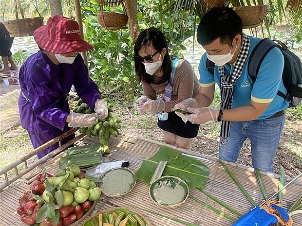 Du khách trải nghiệm du lịch tại Bến Tre.