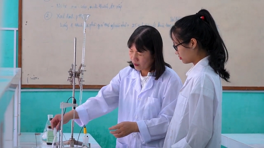     GS.TS Hoàng Thị Thái Hòa (bên trái) tại phòng thí nghiệm.