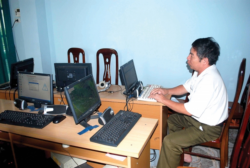  Ông Trần Đình Minh vẫn đọc báo hằng ngày.