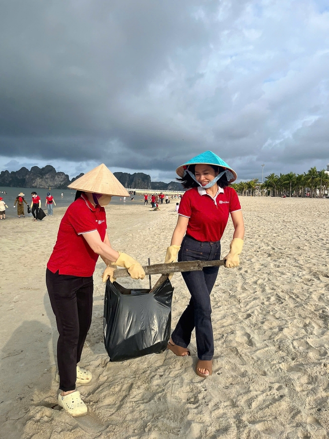 Cán bộ nhân viên SeABank chung tay làm sạch 11 bãi biển vì môi trường xanh