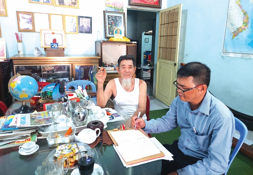 Nhà báo Phạm Xuân Yên trò chuyện với tác giả.