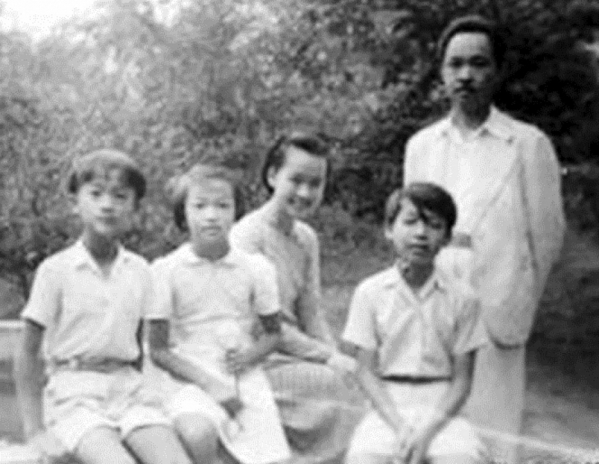 Nhà báo, bác sĩ Nguyễn Văn Luyện cùng vợ và các con. 