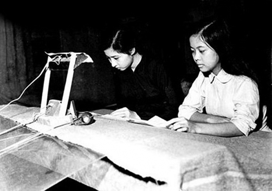 Một buổi phát thanh của Đài Phát thanh Giải phóng thời chiến tranh giữ nước